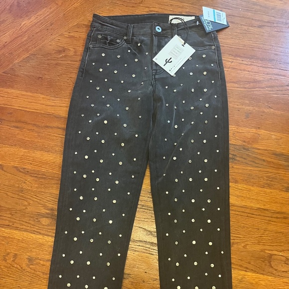 Pistola Jeans: The Pizazz You Need for the Holidays! - Picture 3 of 4